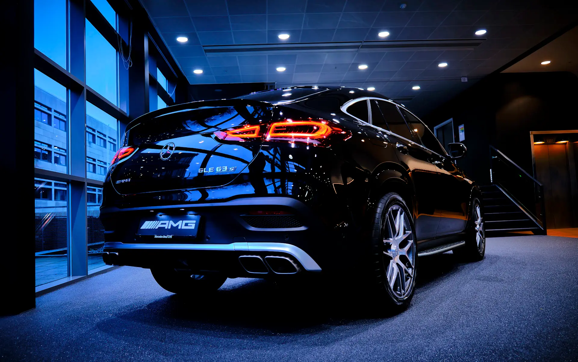 Khách hàng nhận chìa khóa S-Class từ valet tại showroom buổi tối