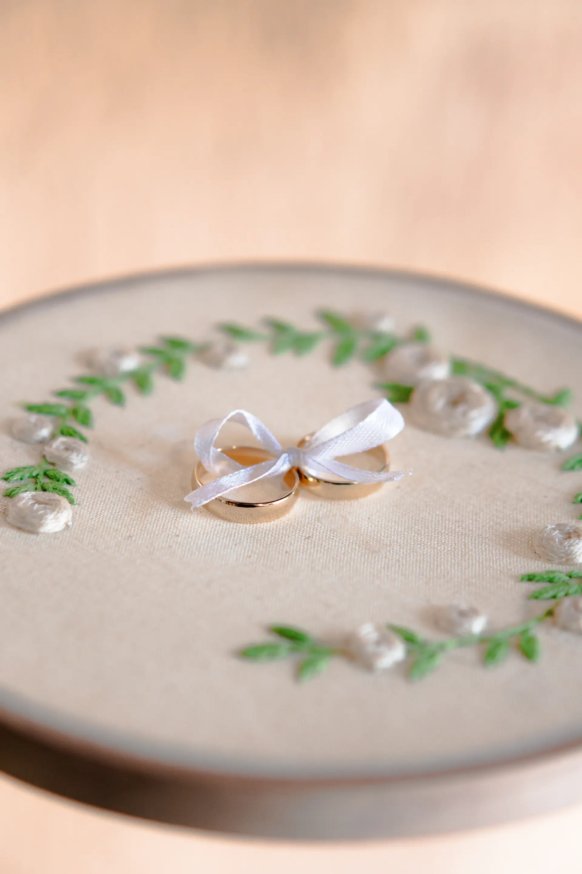 Cặp nhẫn cưới trên khay nhung