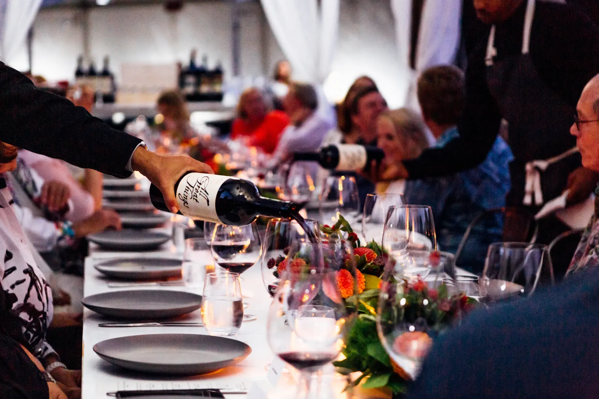 Sommelier giới thiệu wine pairing 4 ly cho khách chef-table