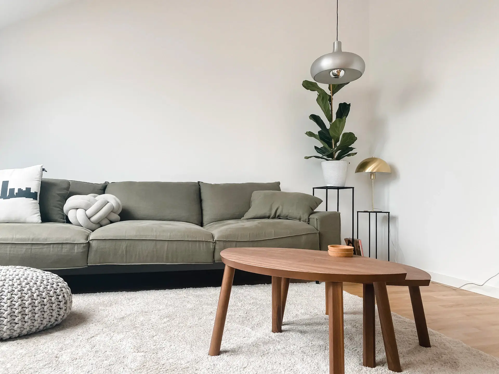 Phòng khách Japandi với sofa be và bàn trà gỗ thấp