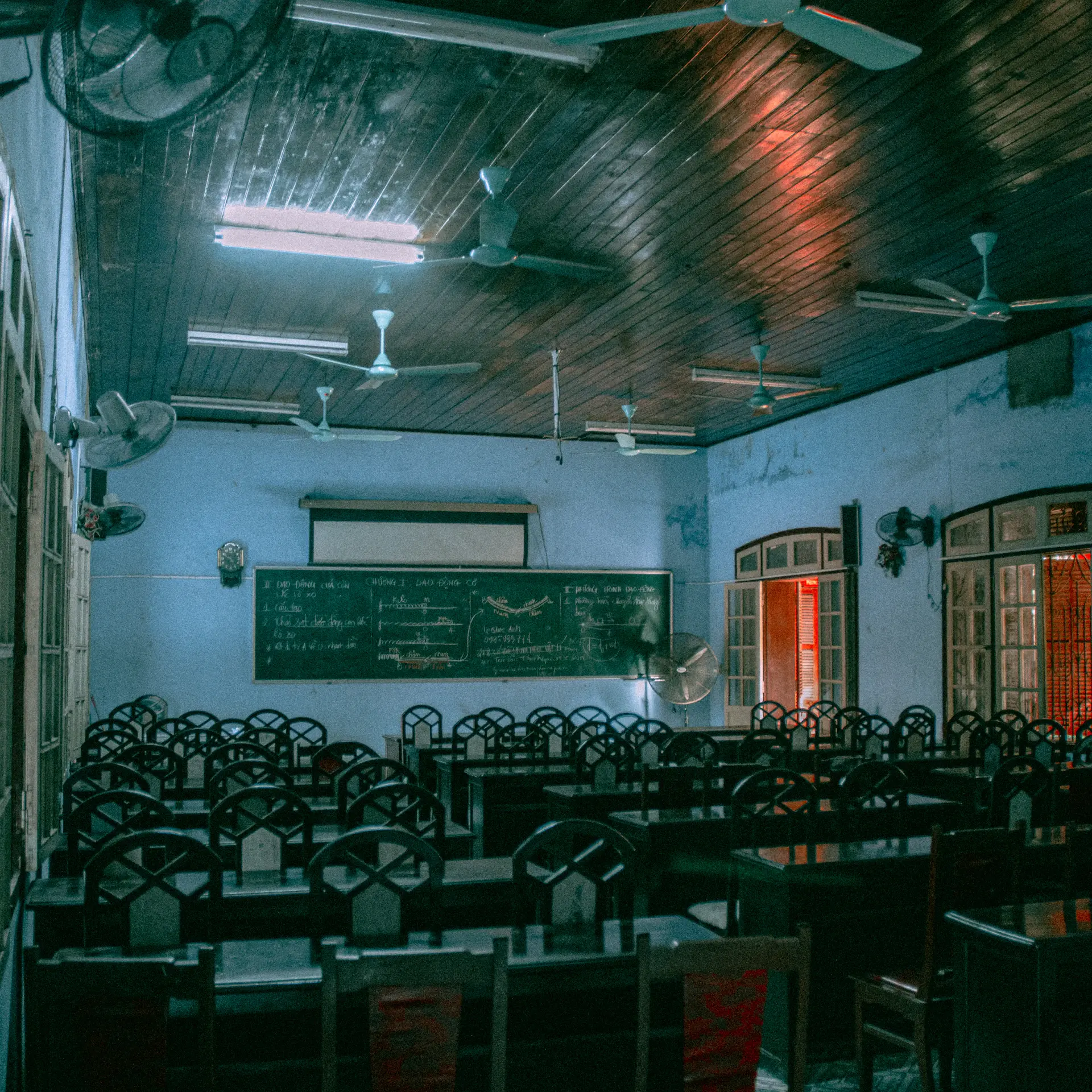 Giáo viên đang giảng dạy trong lớp học