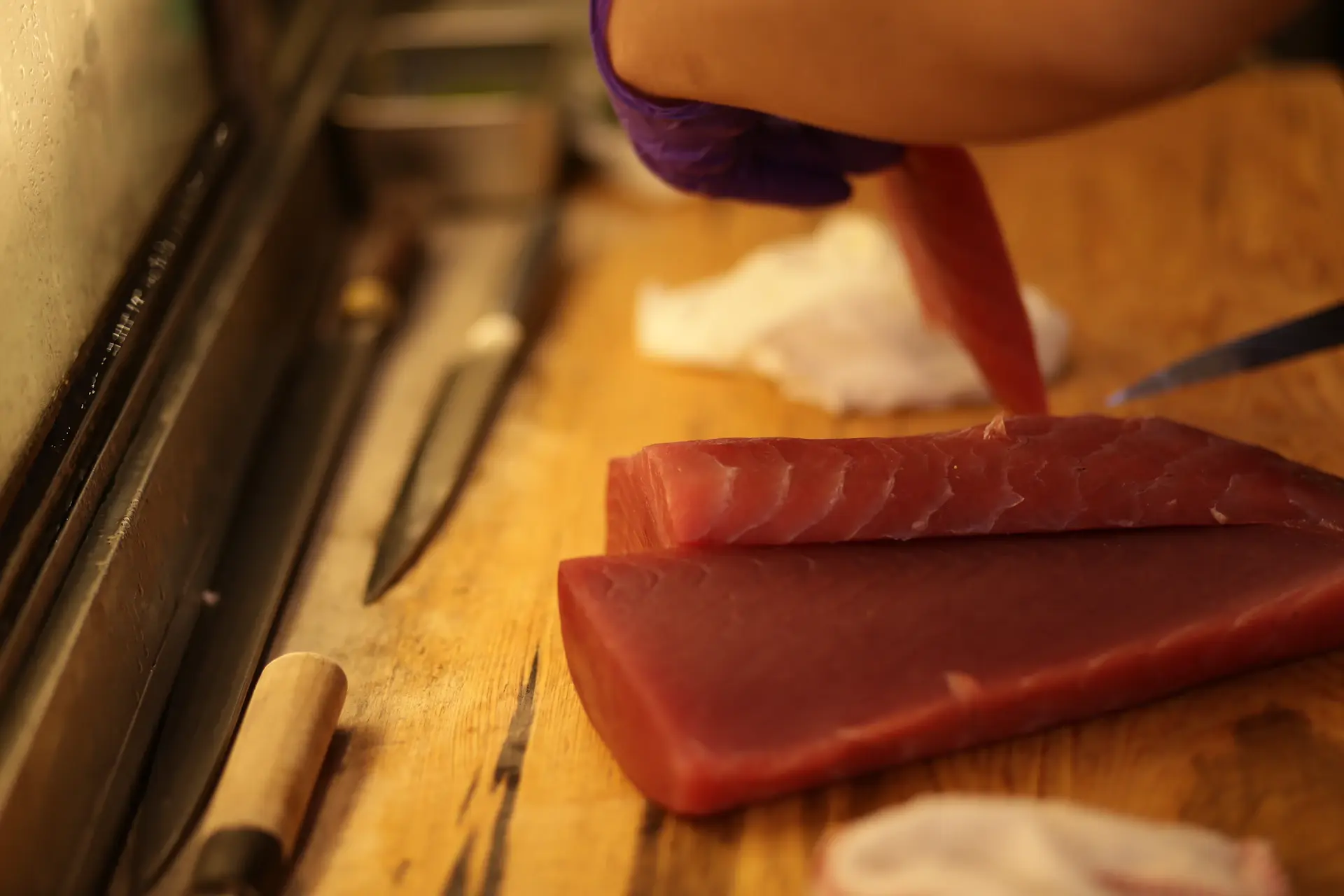 Sashimi master cắt cá ngừ vây xanh O-toro tại chef-table