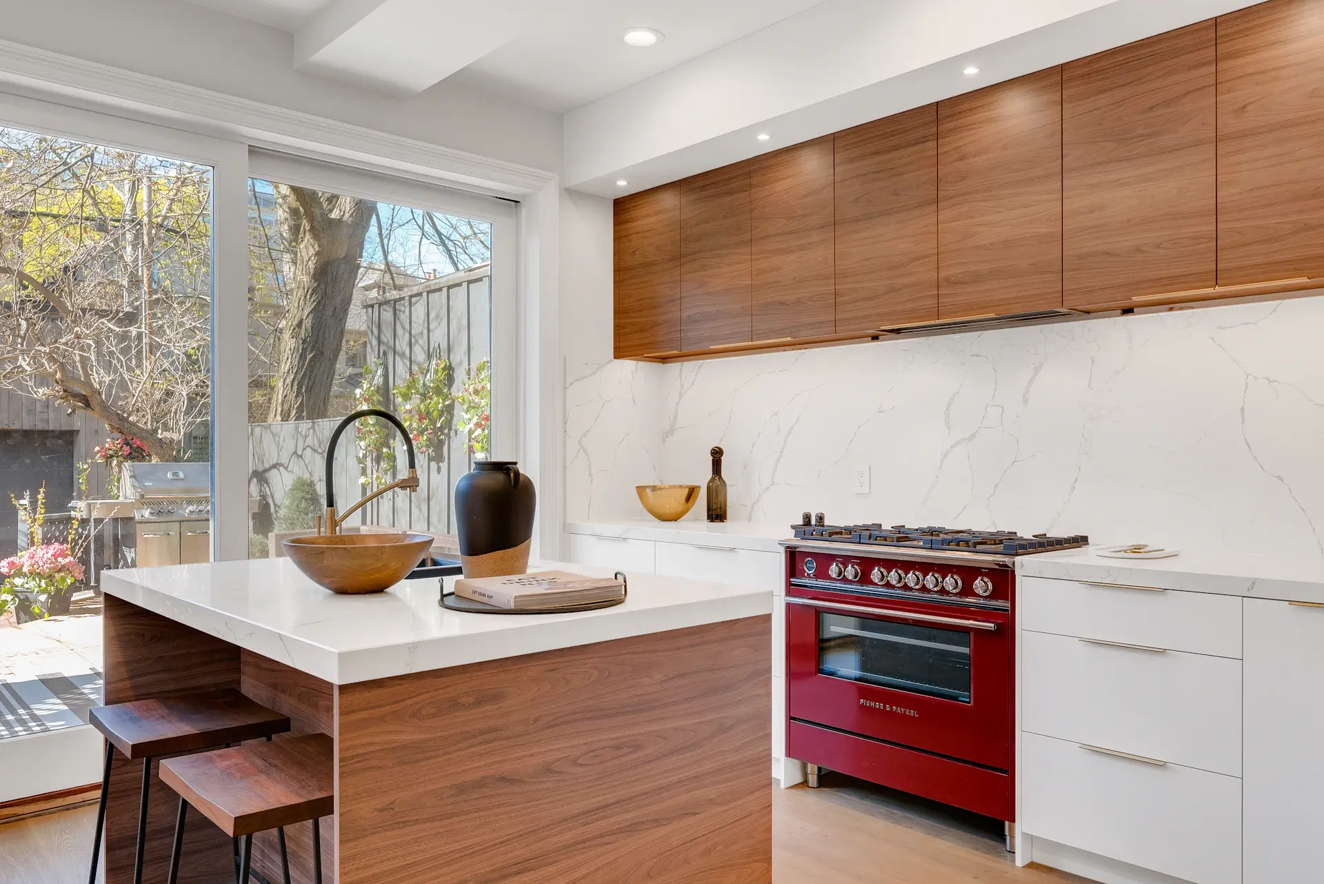 Góc bếp đảo với mặt đá và tủ gỗ veneer