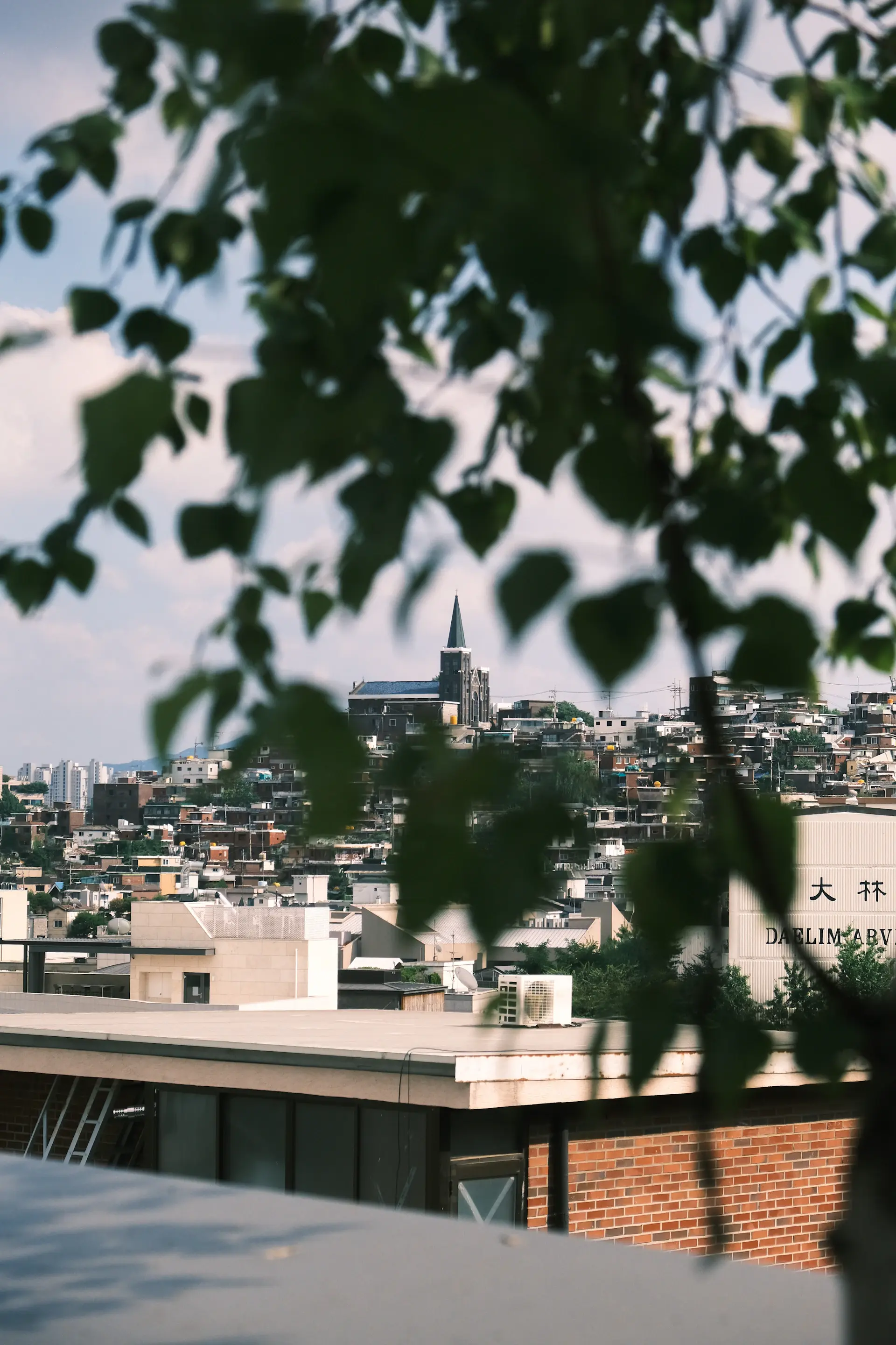 A rooftop wedding setting above the city skyline
