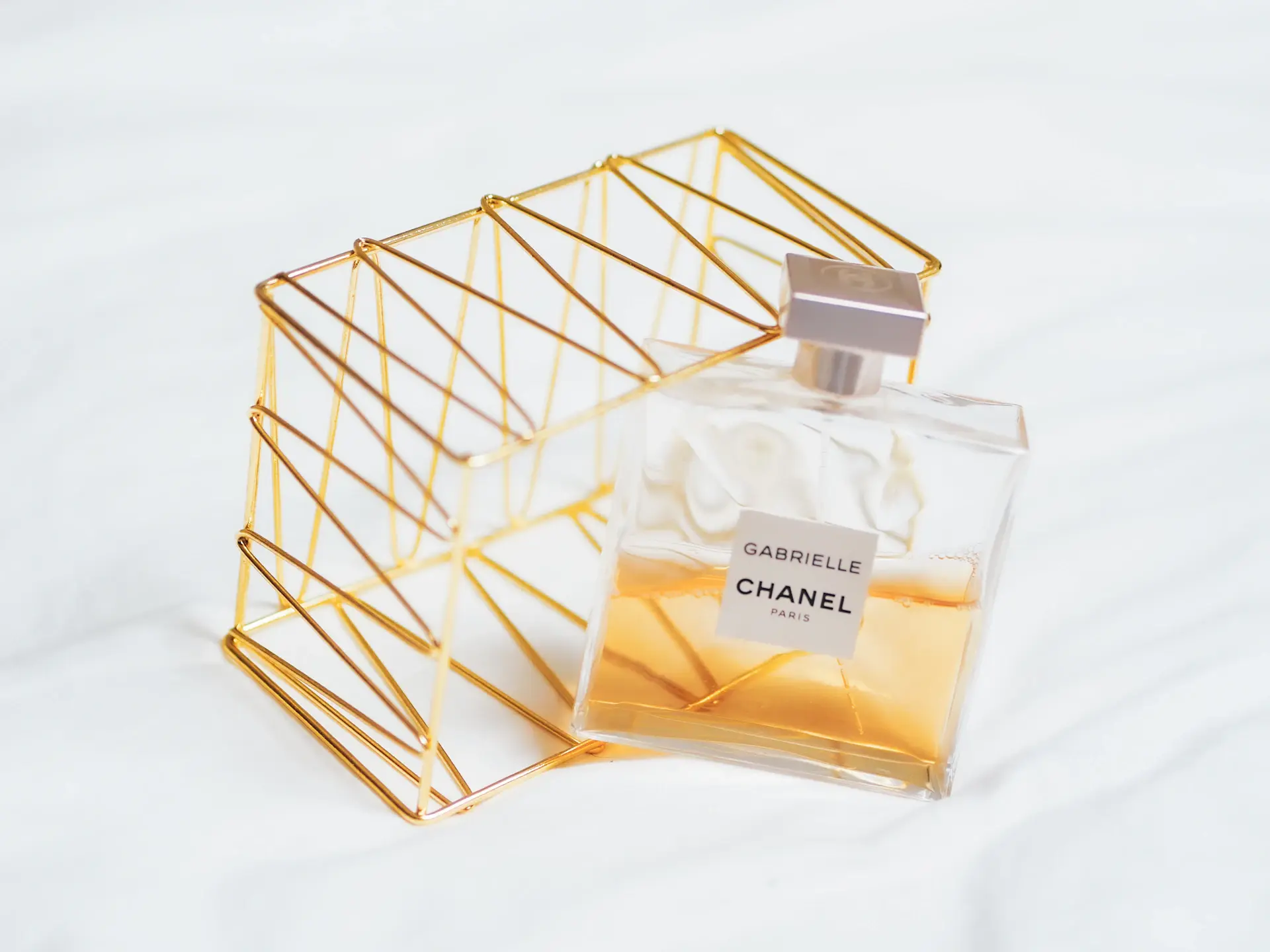 Kệ trưng bày nước hoa và son môi luxury