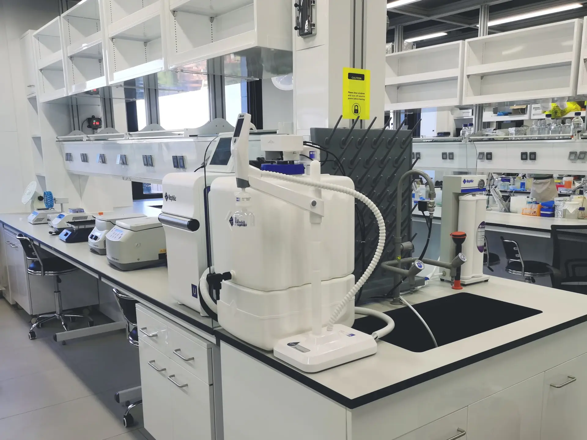Mẫu vật liệu composite CarbonWeave được kiểm định độ bền trong lab