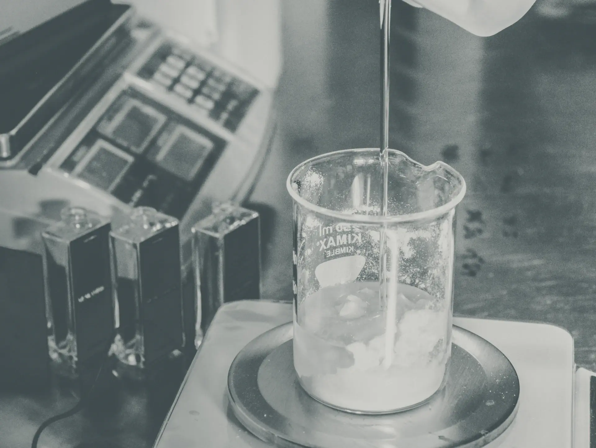Phòng lab mỹ phẩm với beaker và dụng cụ pha chế