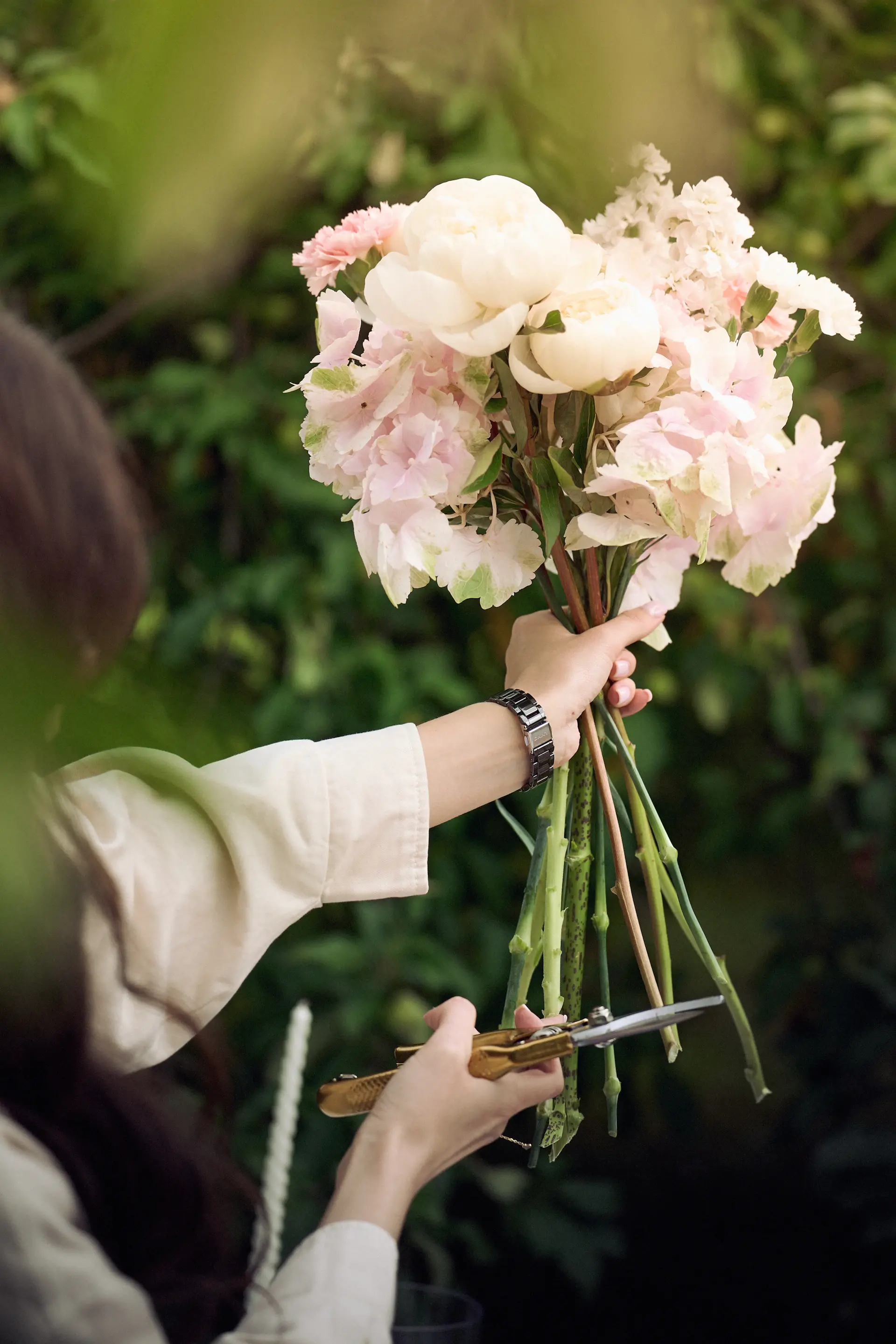 Bàn làm việc atelier với những cành hồng tươi vừa nhập về