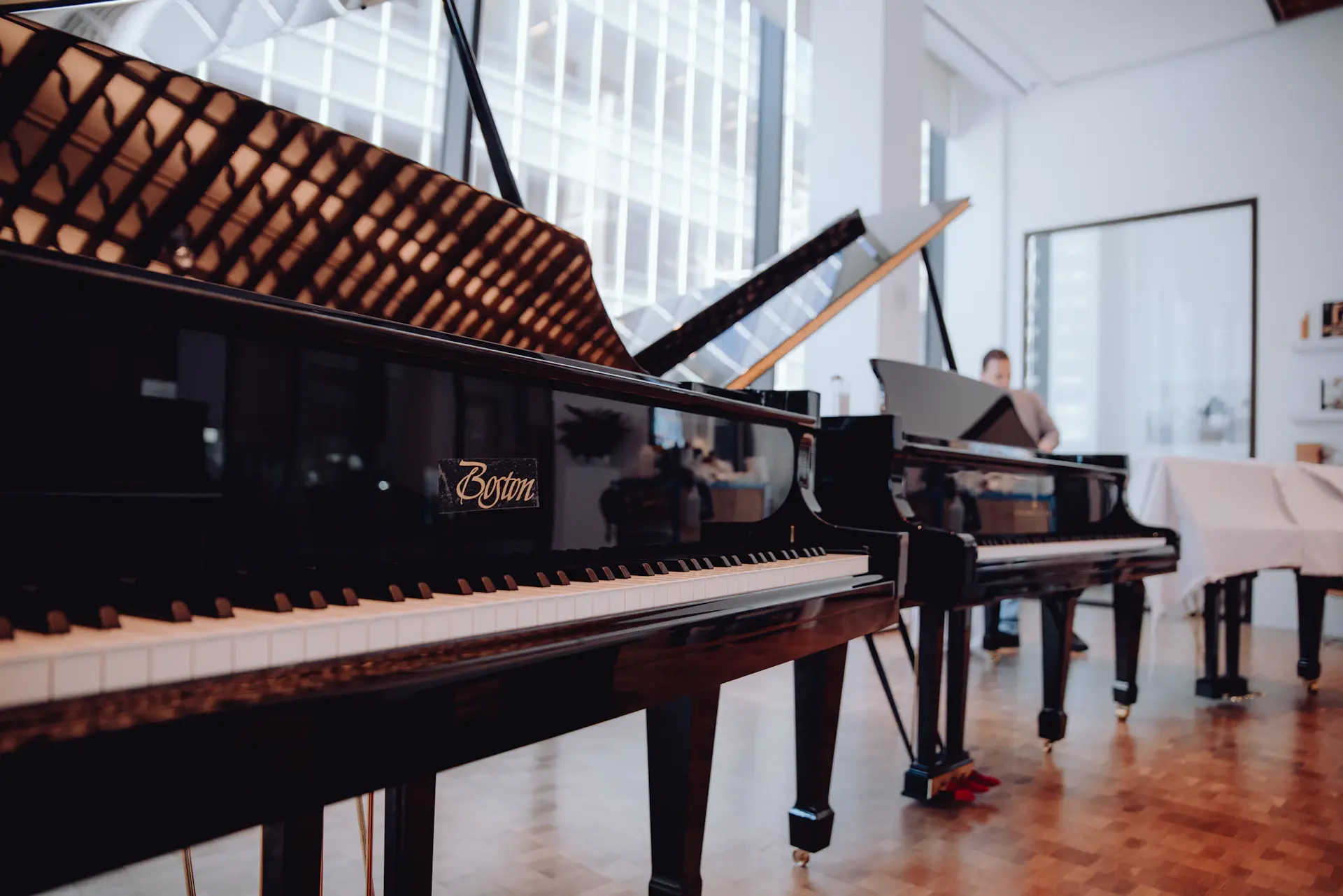 Grand piano trưng bày trong showroom Nhất Tâm
