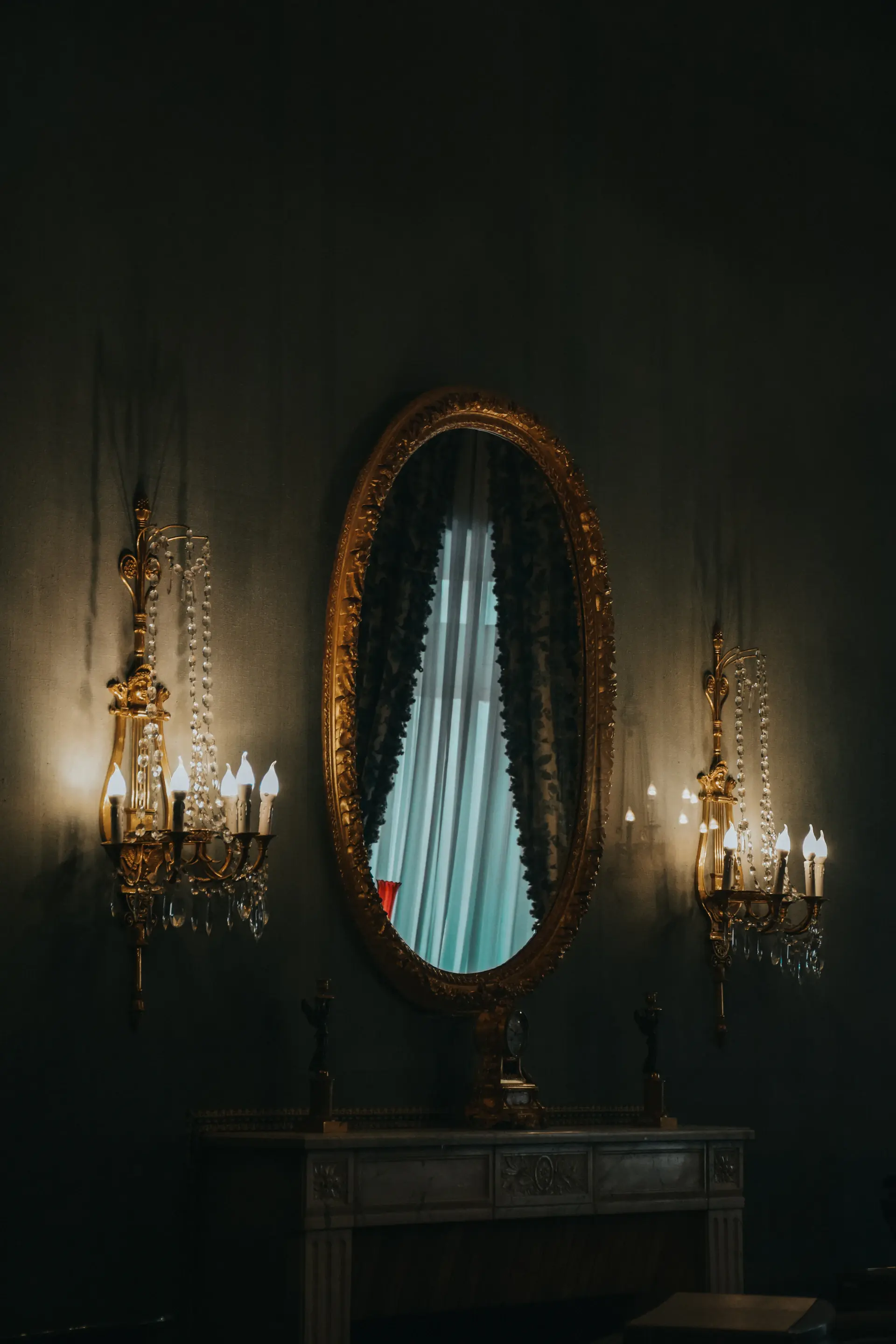 Mirror salon lit by candlelight