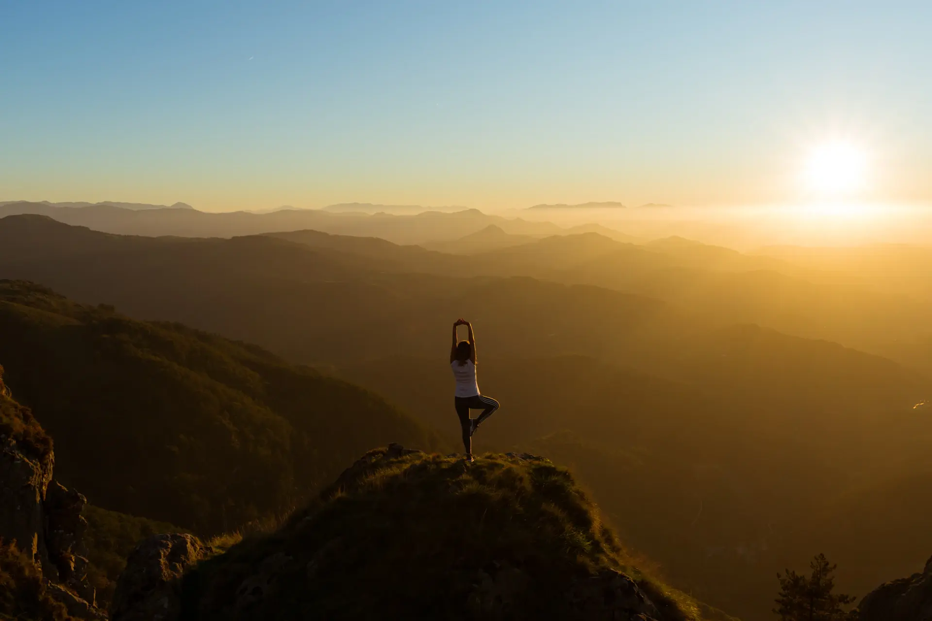 Yoga đón bình minh trên đồi