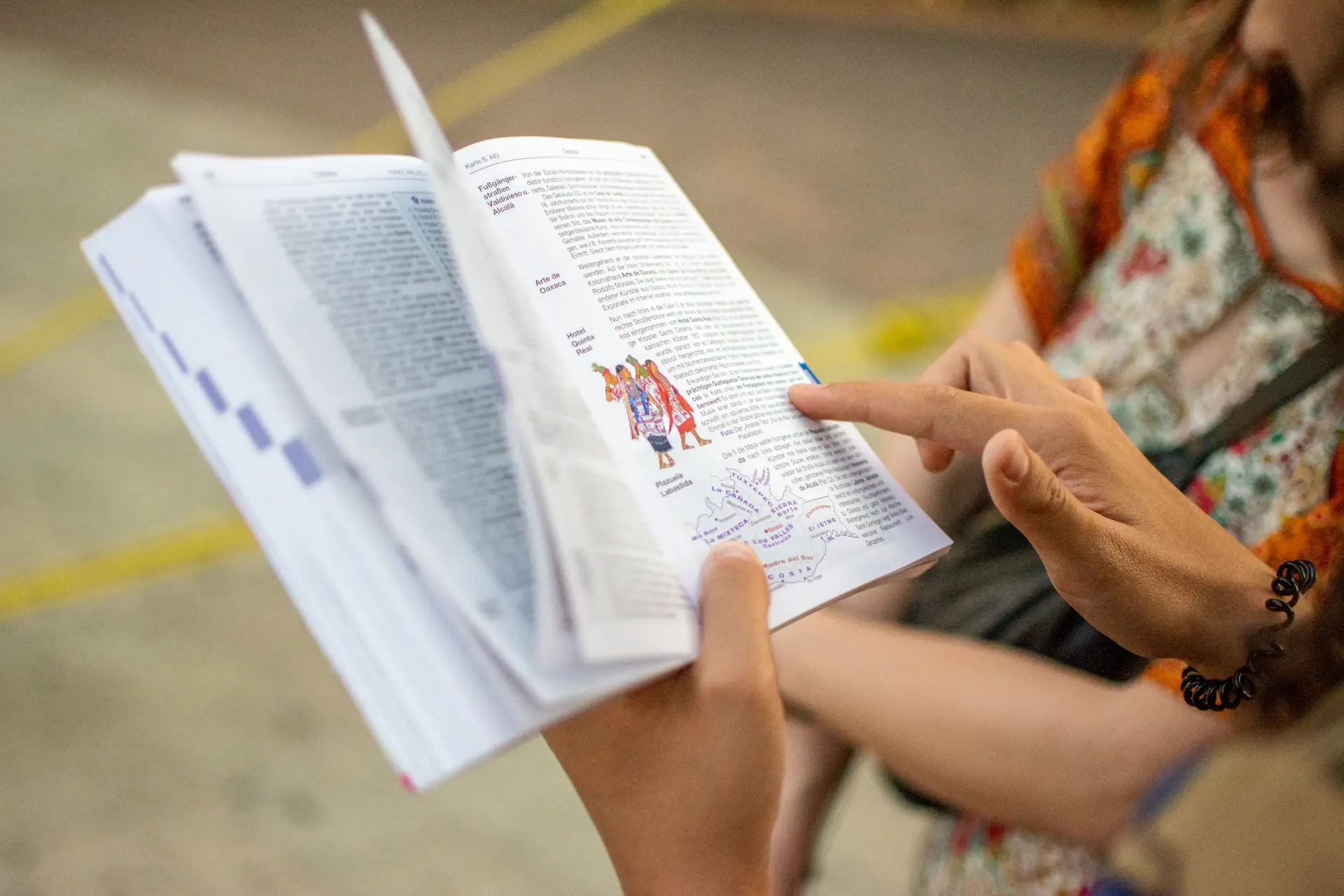 Phụ huynh và học sinh cùng xem xét hồ sơ