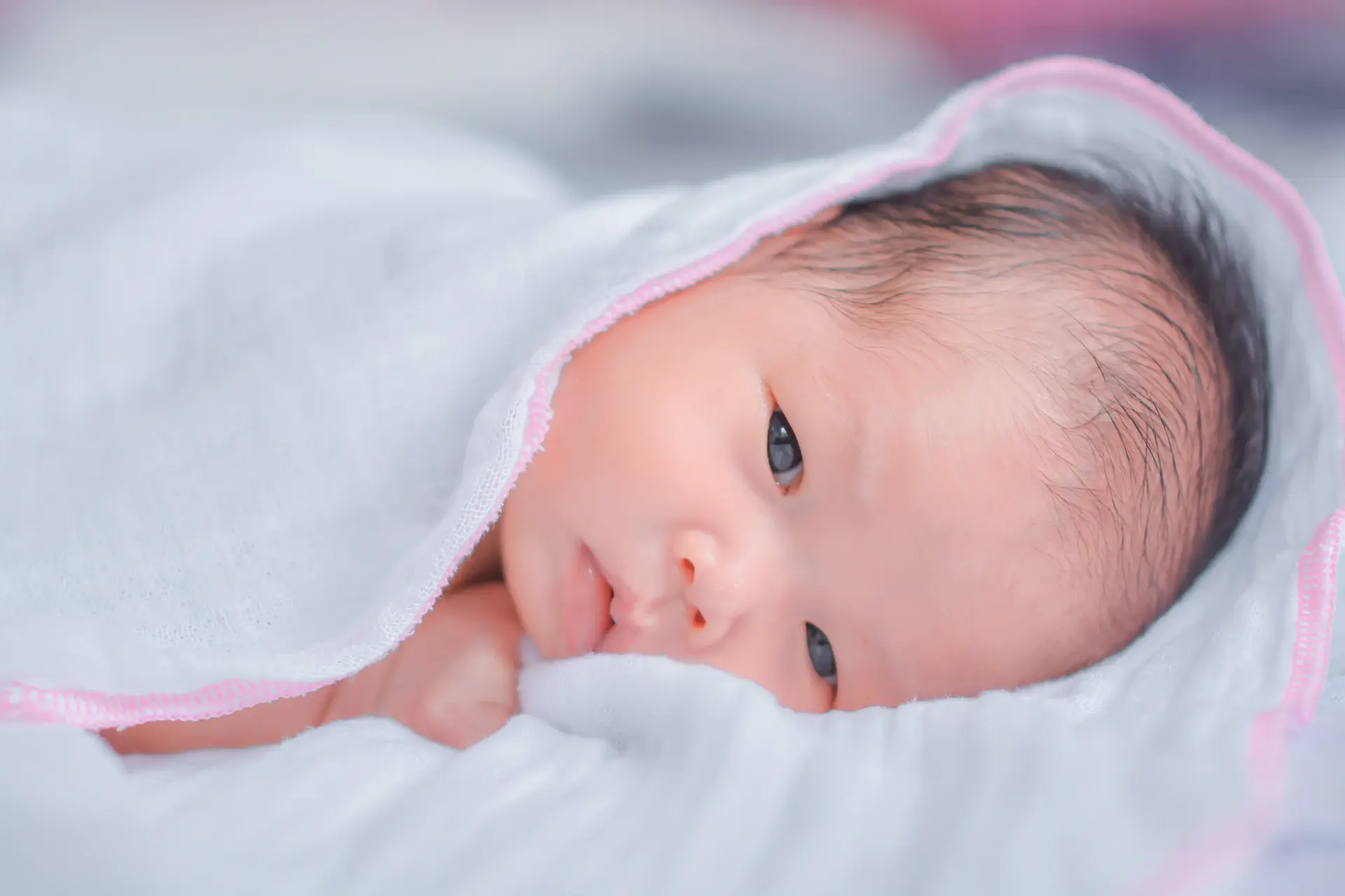 Tắm bé sơ sinh chuẩn y khoa với khăn xô mềm