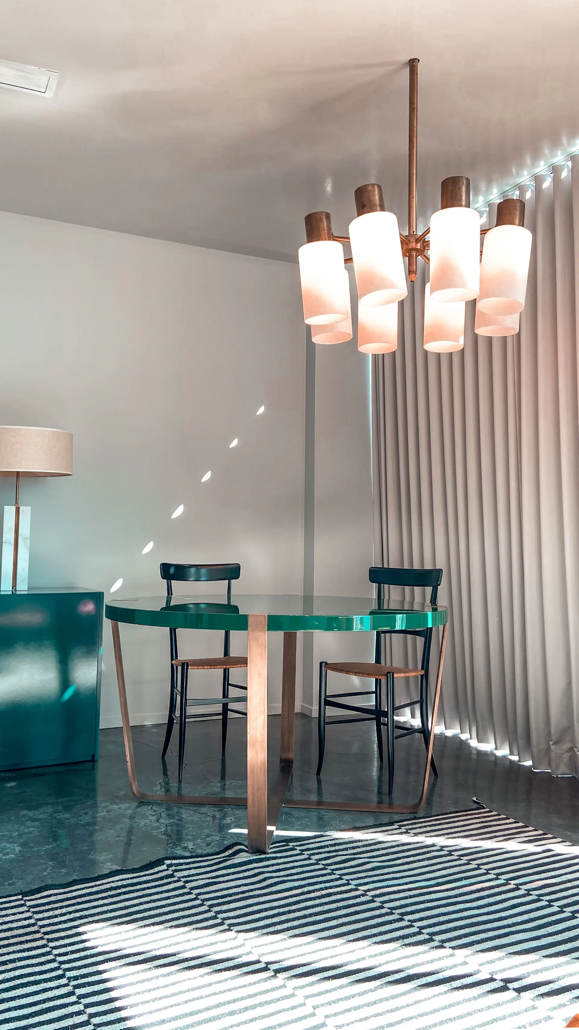 Penthouse Metropole với nội thất tông petrol và champagne