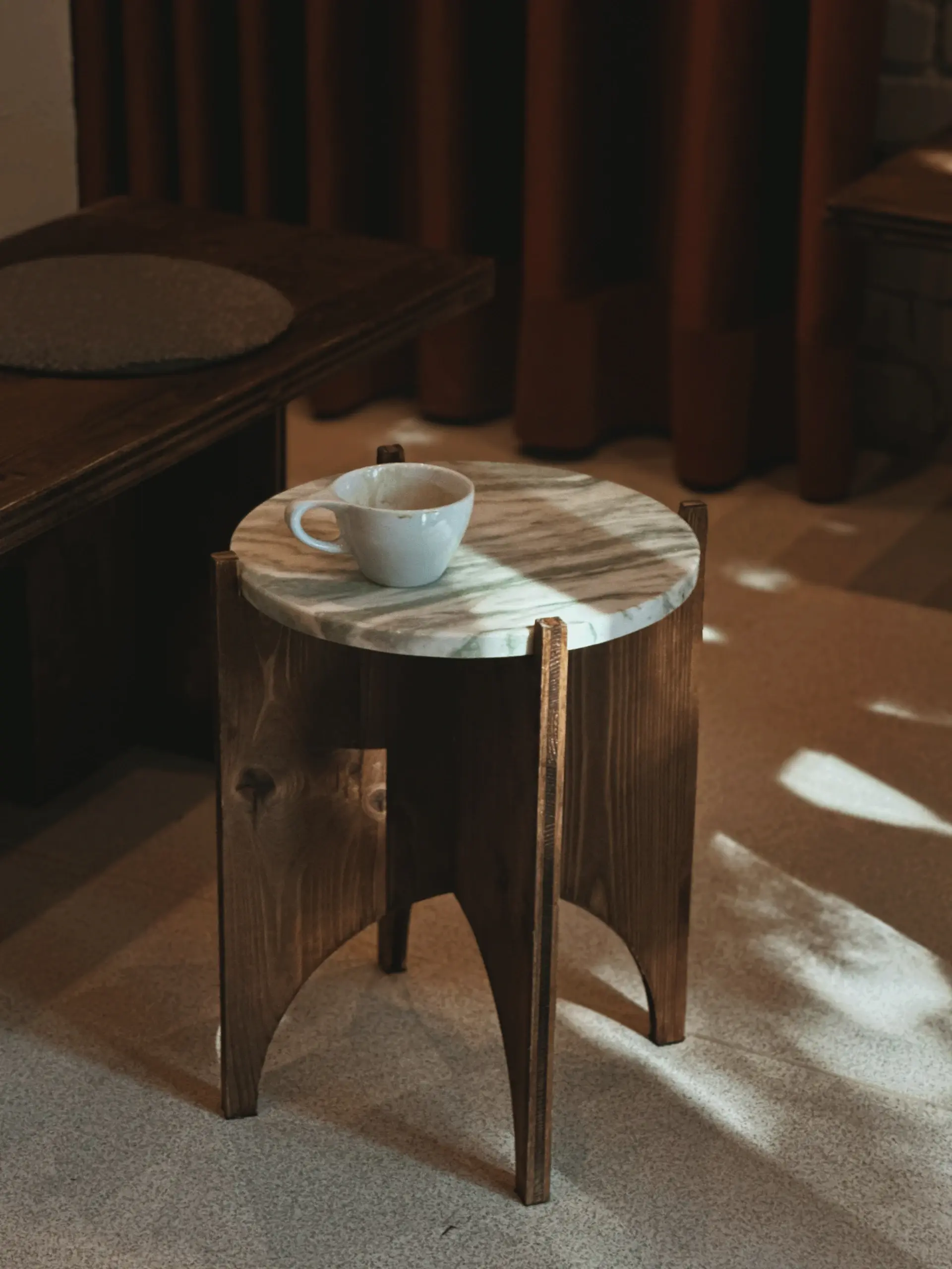Bàn trà mặt đá marble chân đồng