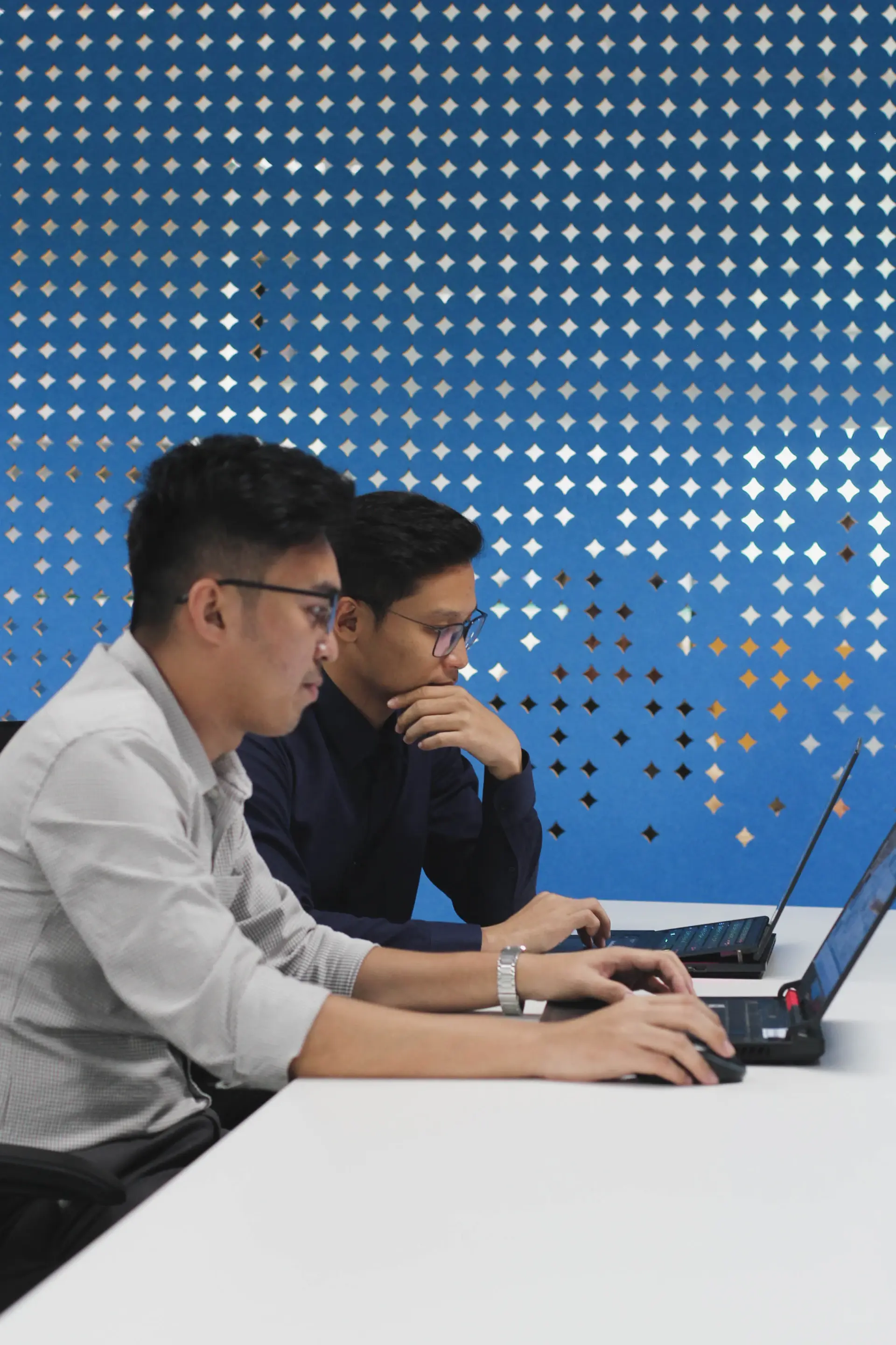 Đại diện đối tác và cán bộ Hội trao đổi trong một chương trình phối hợp