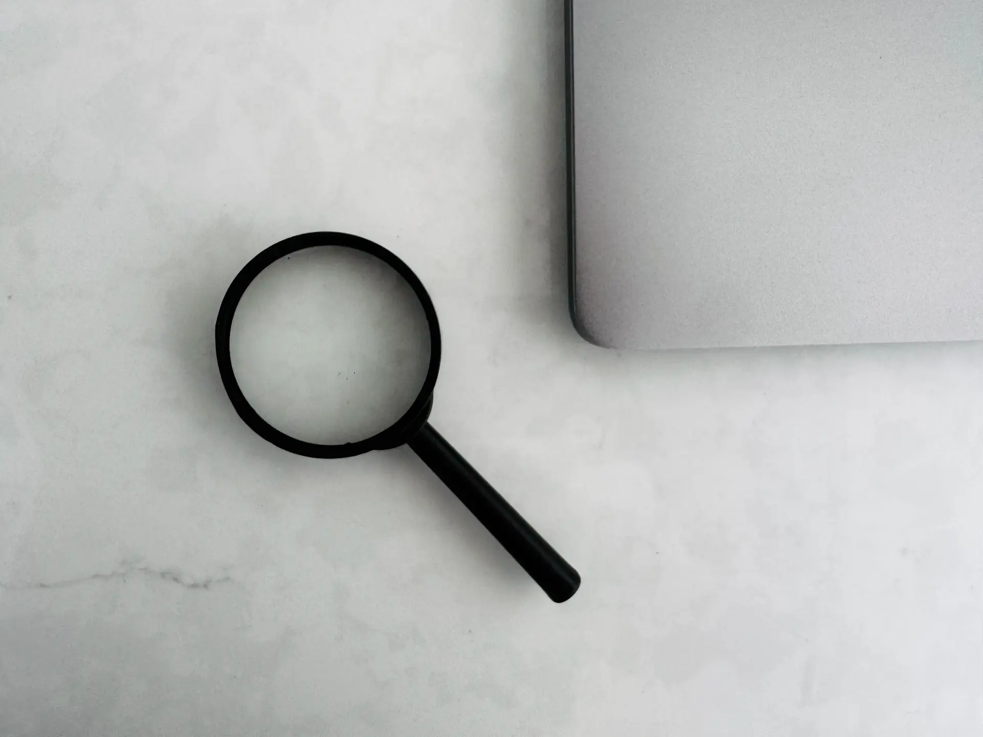Editorial workspace illustrating a cross-border SEO strategy