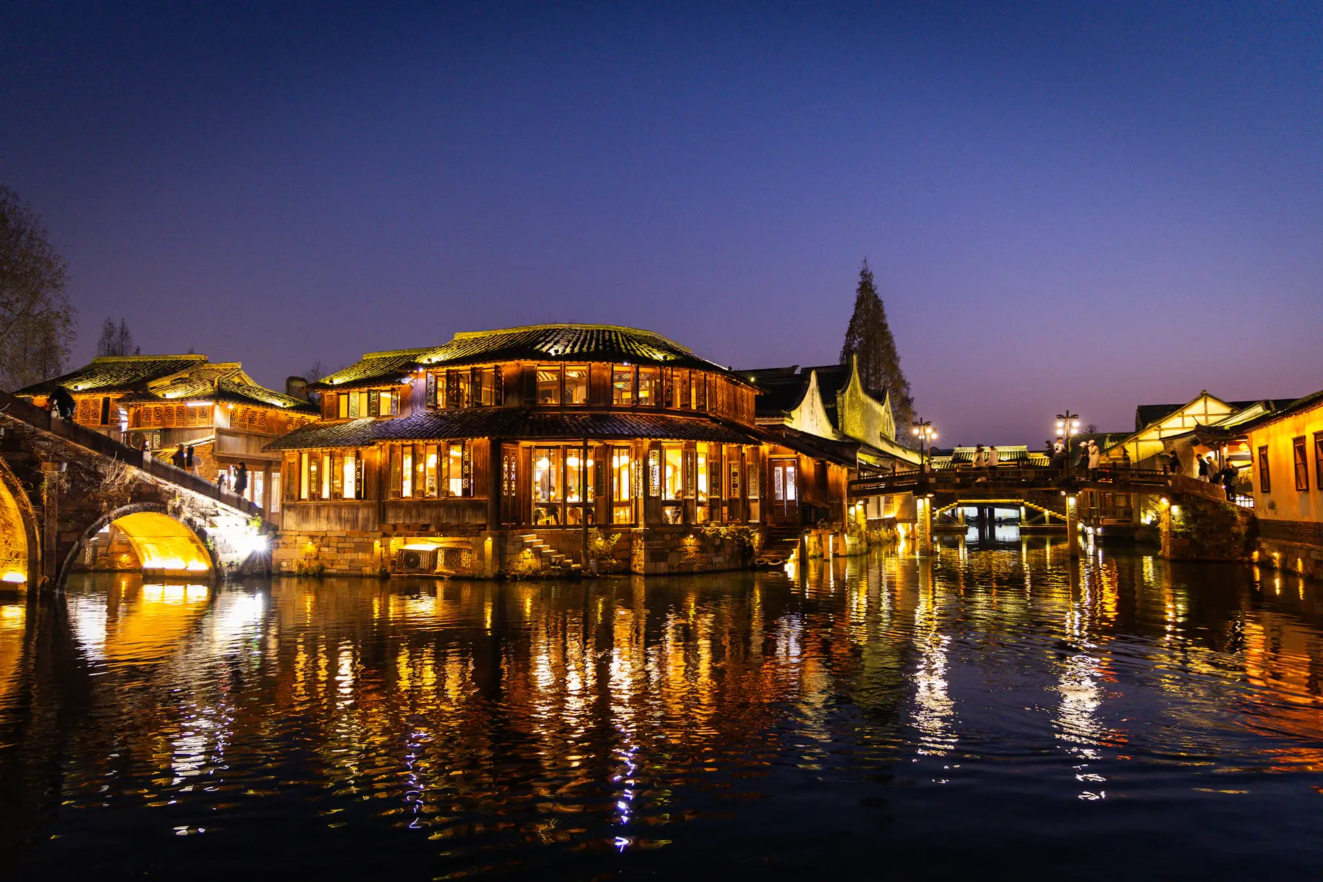 Cổ trấn nước với cầu đá và đèn lồng