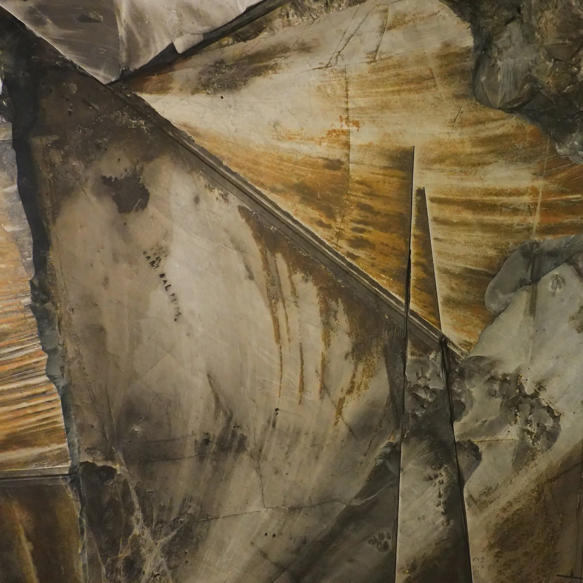 Cận cảnh chất liệu đá marble và đồng trong không gian sống