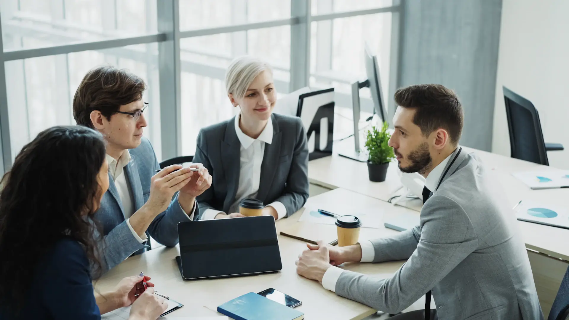 Founder và mentor rà soát tài liệu data room trong buổi workshop