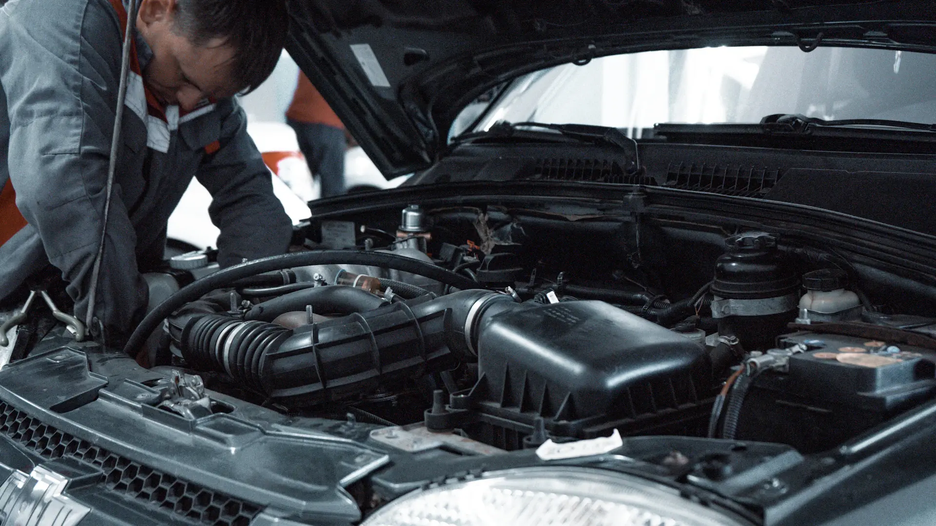 Kỹ thuật viên bảo dưỡng động cơ Mercedes-Benz