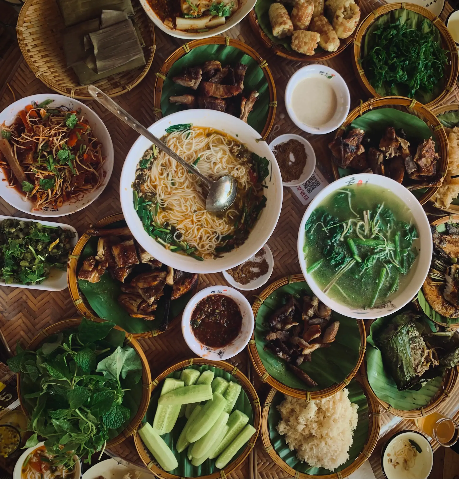 Khách hàng dùng bữa cùng nhau