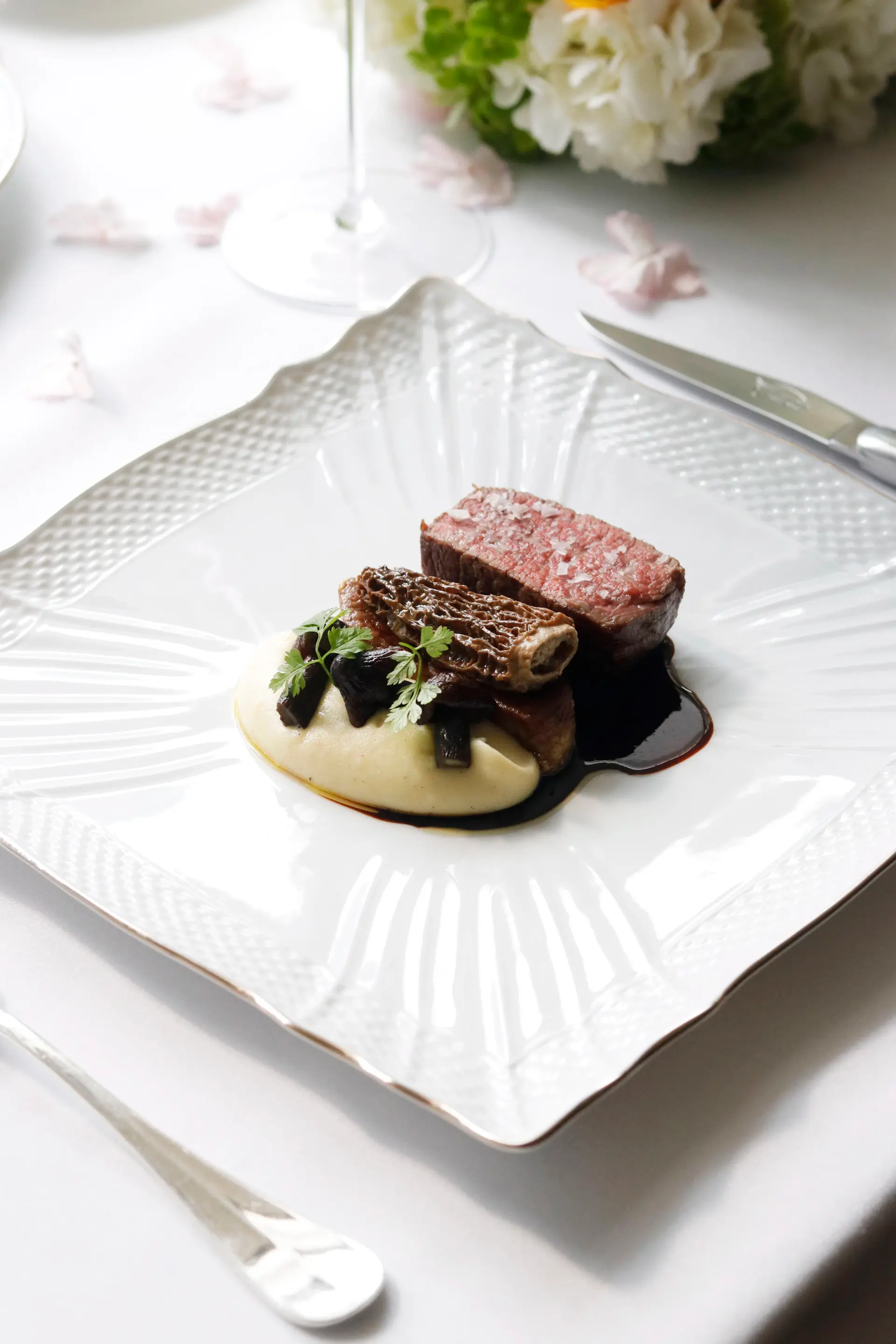 Bò Wagyu A5 áp chảo trình bày nghệ thuật