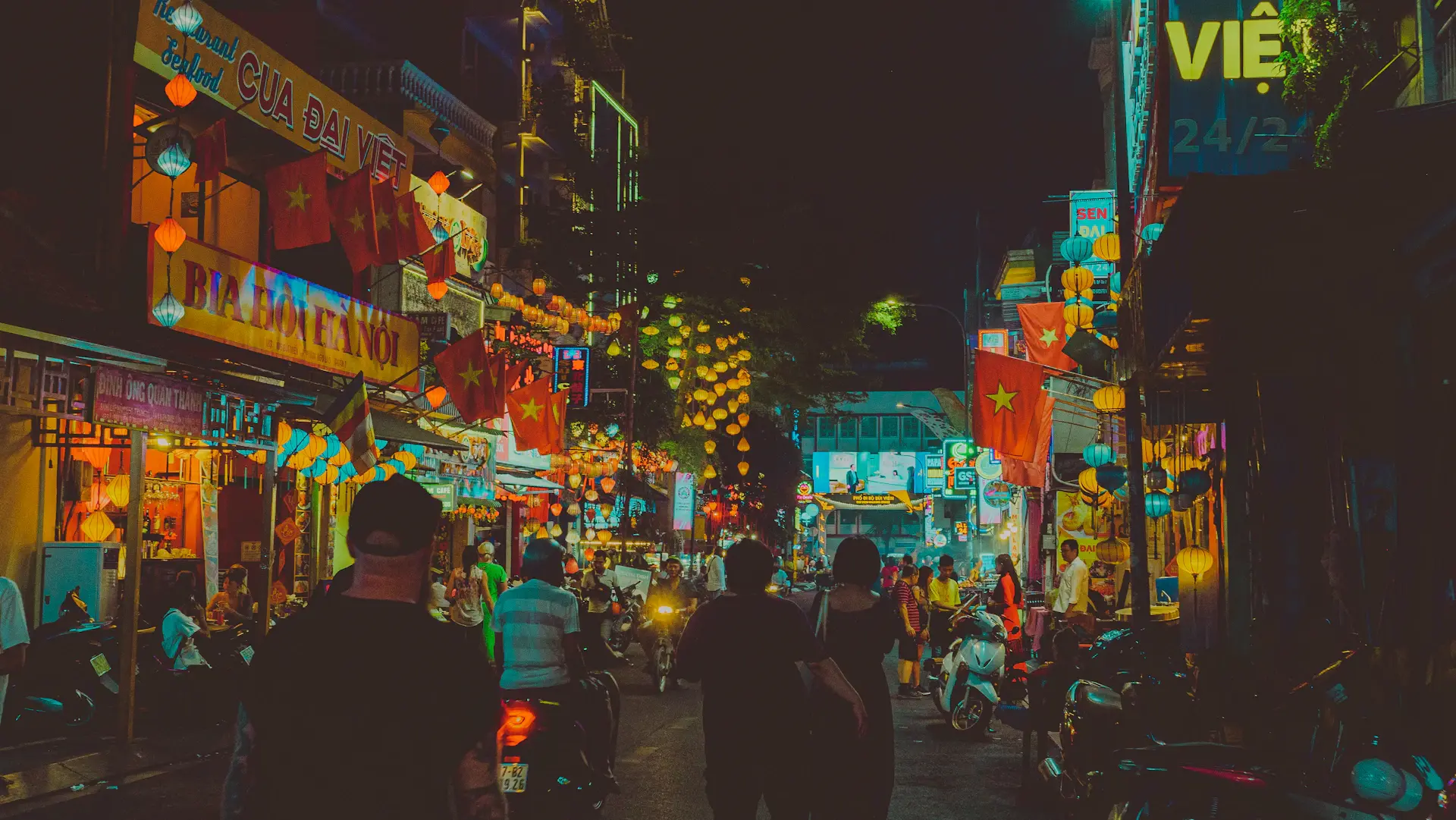 Hàng quán ẩm thực đường phố buổi tối tại Thành phố Hồ Chí Minh