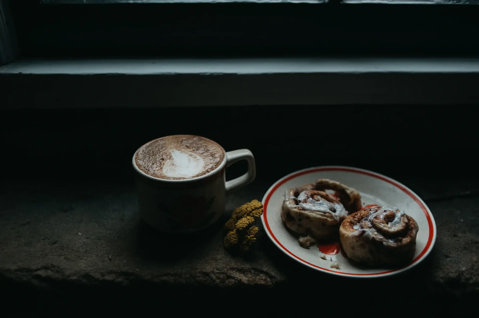 Spiced latte with pistachio roll