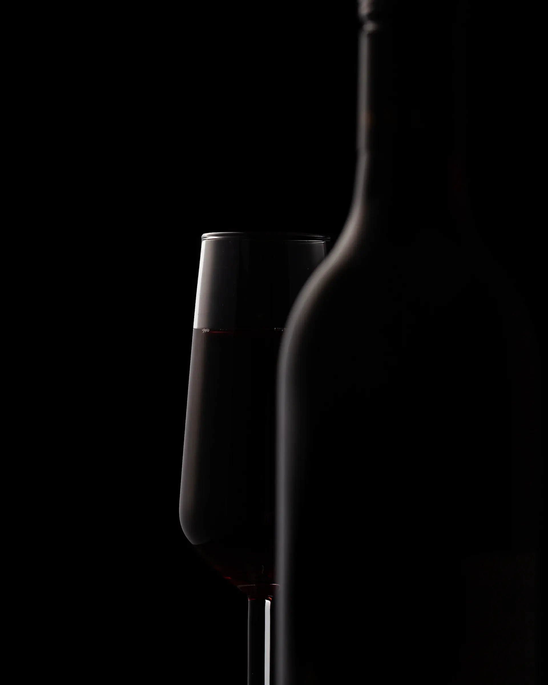 Chai vang trắng Chablis bên ly pha lê