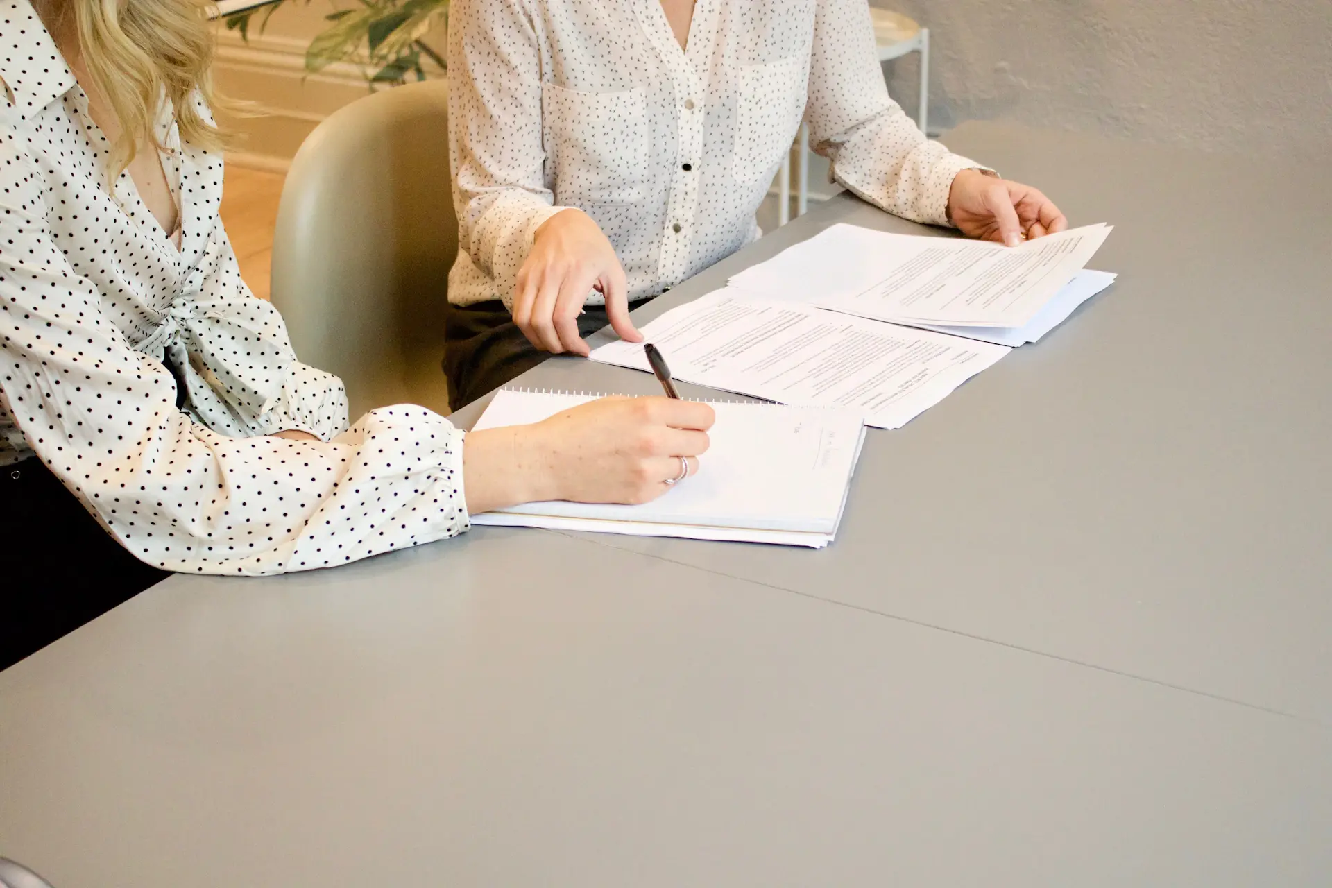Advisor in a one-on-one consultation with a student